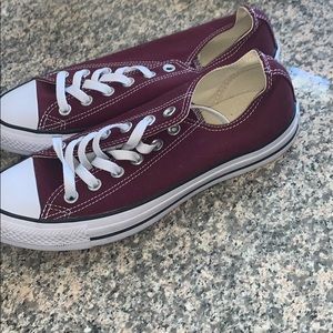 Never worn maroon converse